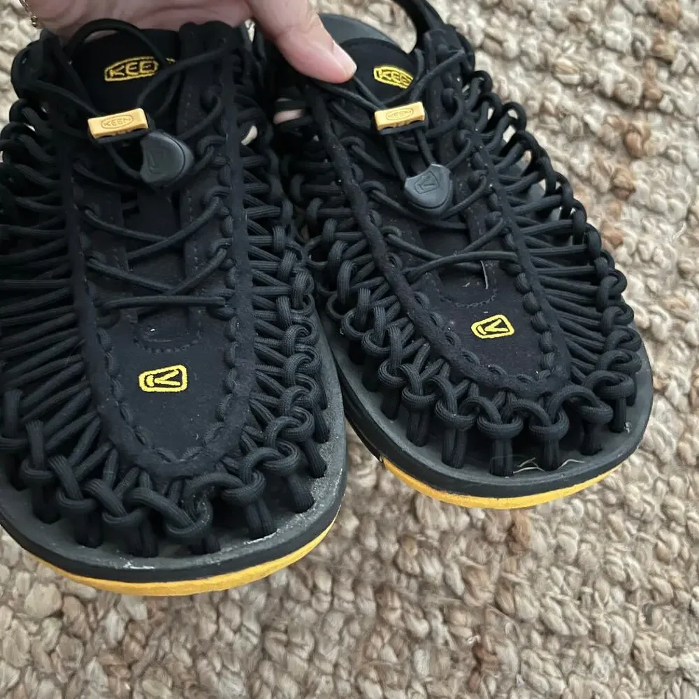 KEEN UNEEK Men’s 9.5 Black Yellow Cord Sandals Outdoor Water Shoes EU 42.5